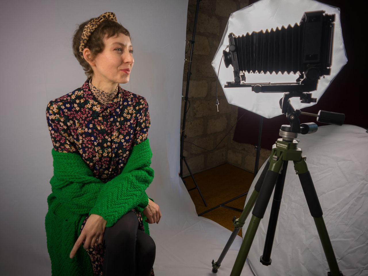 Modèle souriant au début de la séance portrait dans le studio.