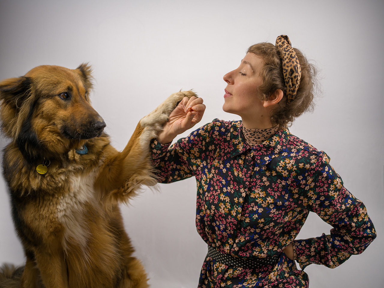 Le modèle interagit avec sa chienne Charlotte lors des premières prises de vue, créant une atmosphère détendue et joyeuse.
